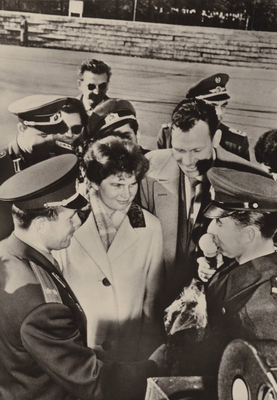 Valentina Tereškova-Nikolajeva ja Juri Gagarin toivotettiin sydämellisesti tervetulleiksi, kun he vierailivat rajavartijoiden luona Berliinissä 20. lokakuuta 1963 (m/v kuva) tekijältä Photographer German