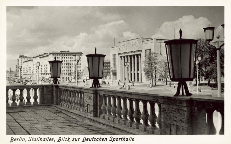 Näkymä Deutsche Sporthallelle, Stalinallee, Itä-Berliini, 1950-luku (b/w kuva) tekijältä Photographer German