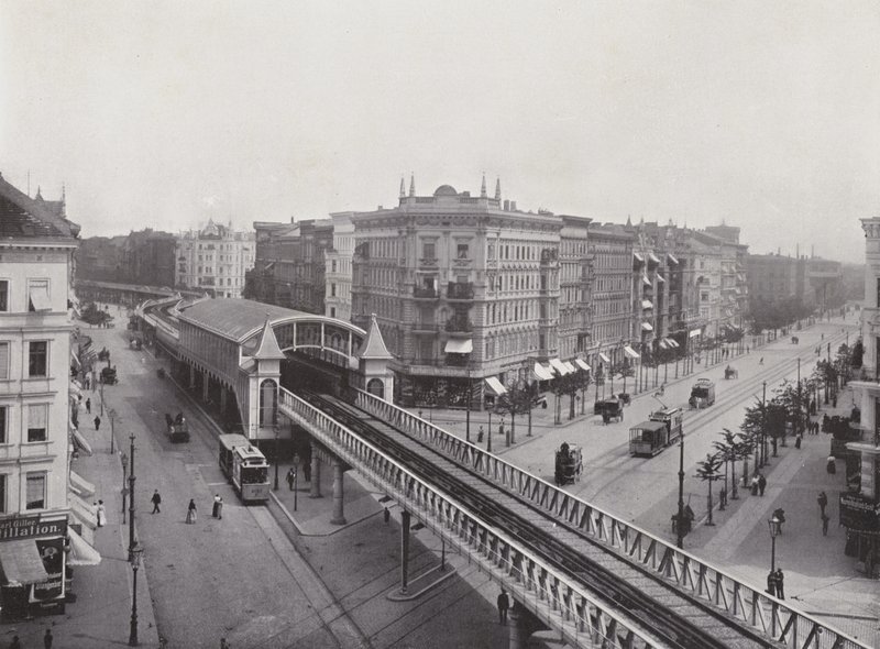 Wiener Strasse ja kohotettu rautatieasema (m/w kuva) tekijältä Photographer German