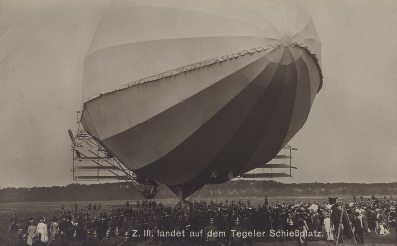Zeppelin LZ III laskeutumisen jälkeen Tegelin ampumaradalle, Berliini (b/w kuva) tekijältä Photographer German