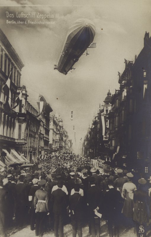 Zeppelin LZ III lentää Friedrichstrassen yläpuolella, Berliini (b/w kuva) tekijältä Photographer German