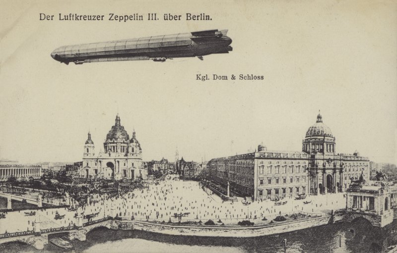 Zeppelin LZ III lentää Berliinin yli (m/w kuva) tekijältä Photographer German
