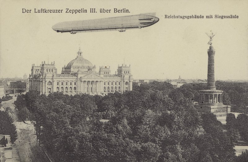 Zeppelin LZ III lentää Berliinin yli (m/w kuva) tekijältä Photographer German