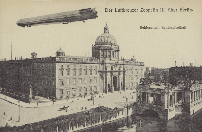 Zeppelin LZ III lentää Berliinin kaupunginpalatsin yllä (m/v kuva) tekijältä Photographer German
