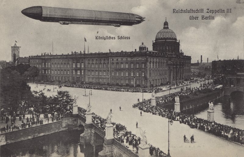 Zeppelin LZ III lentää Berliinin kaupunginpalatsin yllä (m/v kuva) tekijältä Photographer German