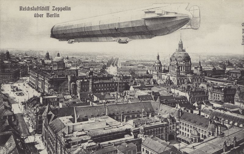 Zeppelin-ilmalaiva lentää Berliinin yli (b/w kuva) tekijältä Photographer German