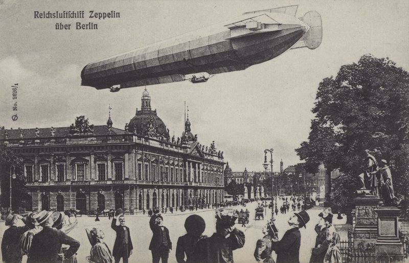 Zeppelin-ilmalaiva lentää Berliinin yli (b/w kuva) tekijältä Photographer German