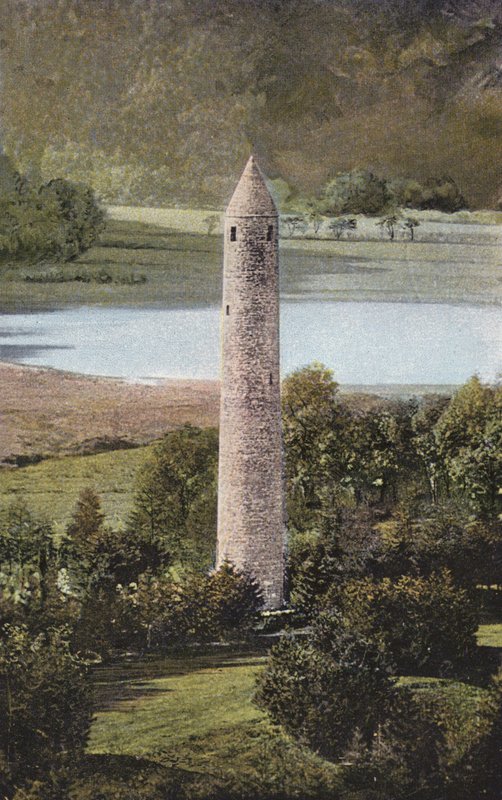 Irlanti: Ancient Round Tower, Glendalough, County Wicklow (värillinen kuva) tekijältä Photographer Irish
