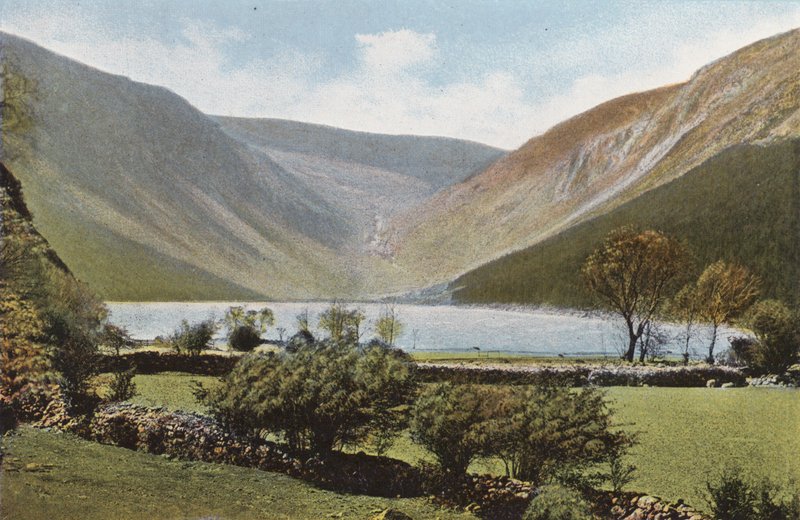Irlanti: Upper Lake, Glendalough, County Wicklow (värillinen kuva) tekijältä Photographer Irish