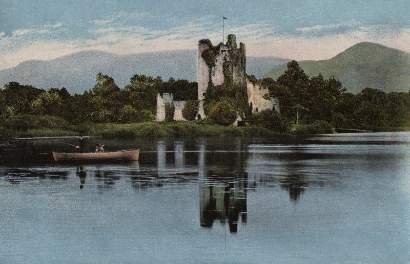 Etelä-Irlanti: Ross Castle, Killarney (värillinen kuva) tekijältä Photographer Irish