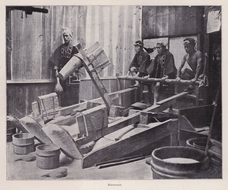 Riisin kuoriminen tai riisijauhojen valmistaminen riisijauholla, Japani (m/v kuva) tekijältä Photographer Japanese