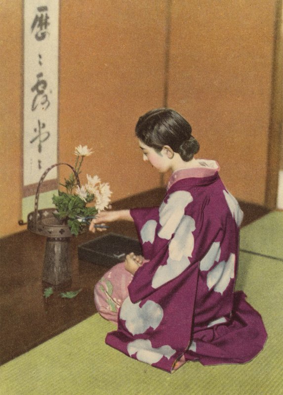 Tyttö luomassa kukka-asetelmaa (värillinen kuva) tekijältä Photographer Japanese