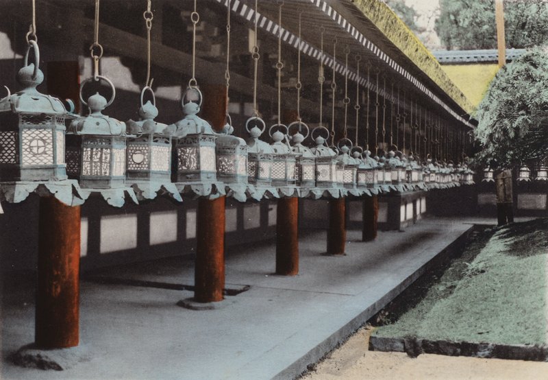 Japani, n. 1912: Pronssilyhdyt Kasugan temppelissä, Narassa (kuva) tekijältä Photographer Japanese