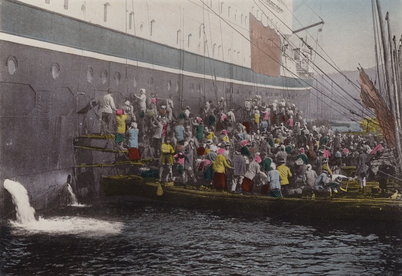 Japani, n. 1912: Hiiletys laivalla Nagasakin satamassa (kuva) tekijältä Photographer Japanese