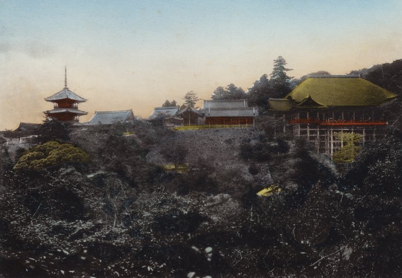 Japani, n. 1912: Kiyomizun temppeli tunnetaan jyrkänteen reunalla olevasta riippulavastaan ja viiden näkymän Kioton kaupunkiin (kuva) tekijältä Photographer Japanese