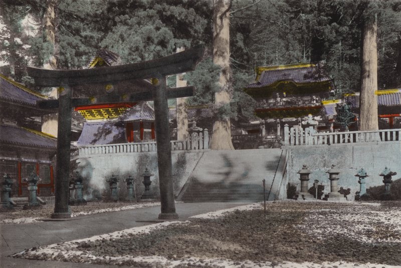 Japani, n. 1912: Mausoleumi ja sen maaperä ensimmäiselle Shogunille, Tokugawa-dynastian Iyeyasulle, lähes 300-vuotiaalle Nikolle (kuva) tekijältä Photographer Japanese