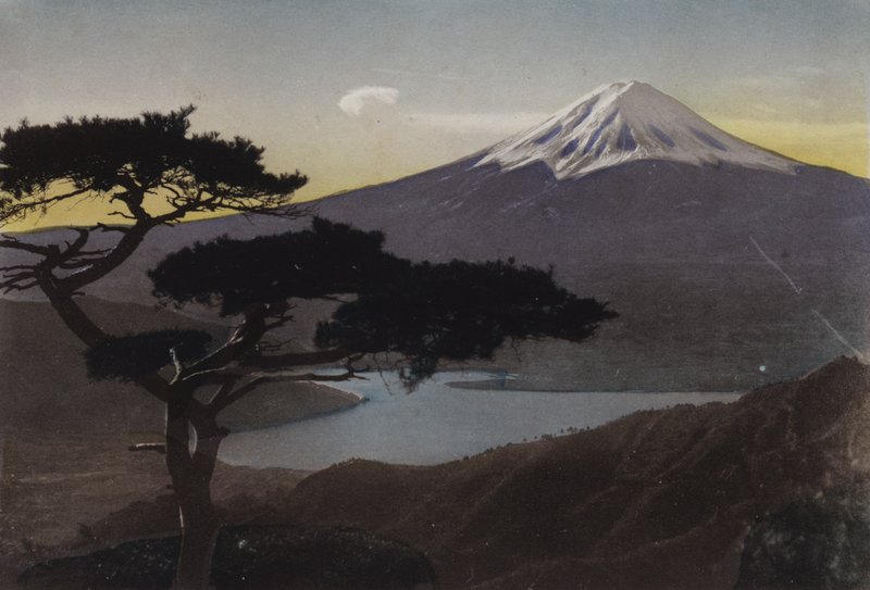 Japani, n. 1912: Fuji-vuori Misakan solalta (kuva) tekijältä Photographer Japanese