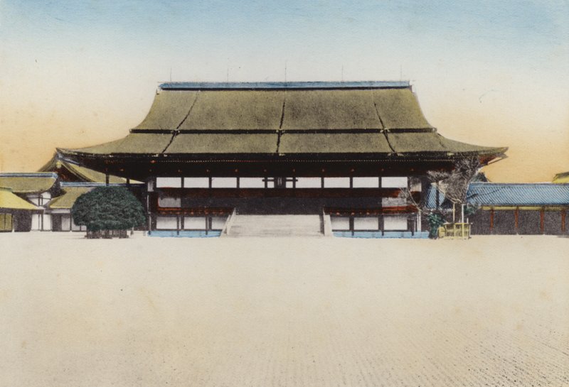 Japani, n. 1912: Shishinden Hall Kioton palatsissa, käytettiin uudenvuoden yleisötilaisuuksiin ja muihin suuriin seremonioihin; Nykyisen keisarin valtaistuimelle asettaminen pidettiin täällä vuonna 1868, Kiotossa (kuva) tekijältä Photographer Japanese