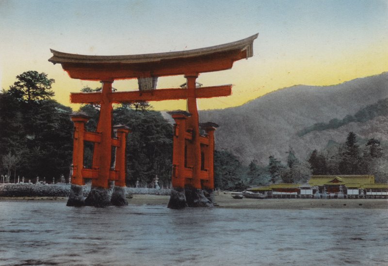 Japani, n. 1912: Pyhä saari, Miyajima, sisämerellä, yksi kolmesta Japanin tunnetuimmasta kohtauksesta; Kiyomori pystytti temppelin tänne 1100-luvulla (kuva) tekijältä Photographer Japanese