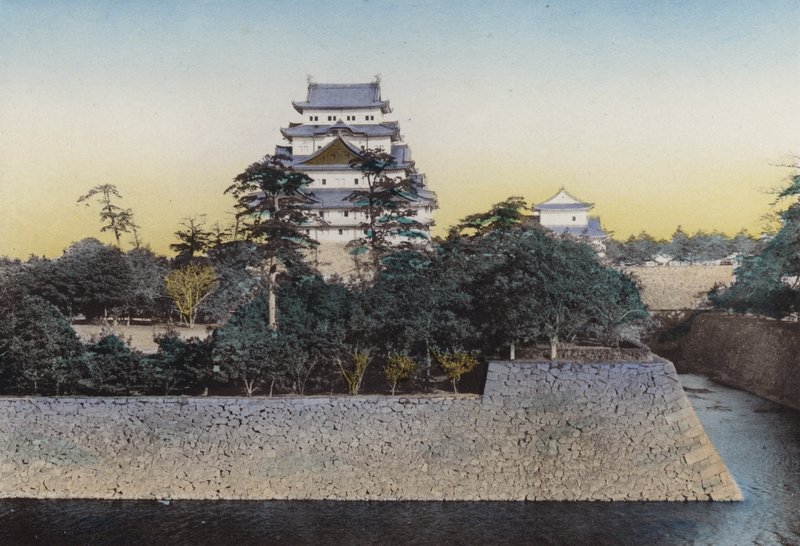 Japani, n. 1912: kuuluisa Nagoyan linna, vuodelta 1610; Hyvin tunnettu kultadelfiinin yläosasta, delfiinin korkeus on 8 jalkaa 7 tuumaa ja sen arvo on noin 360 000 jeniä, Nagoya (kuva) tekijältä Photographer Japanese