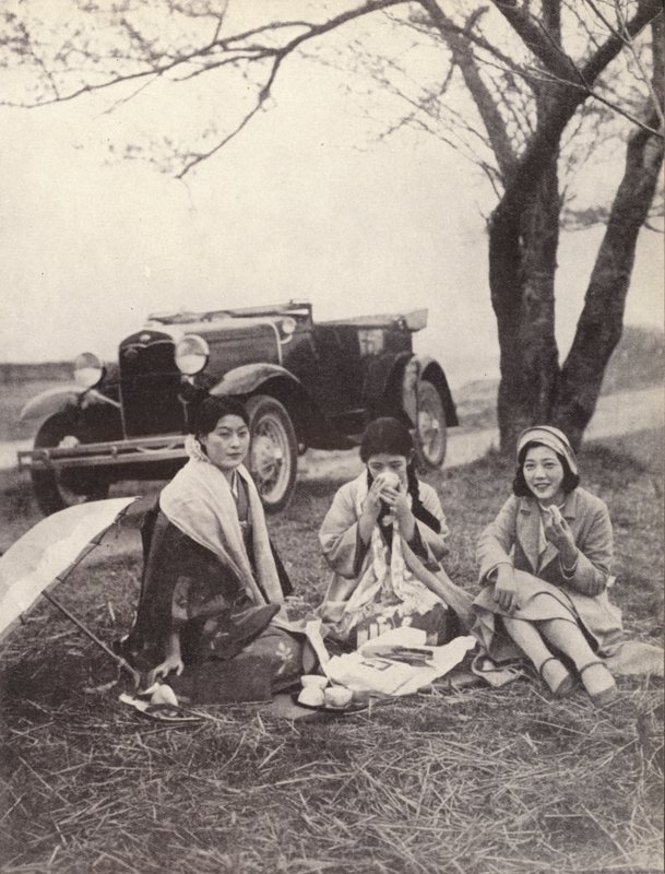 Japanilaiset naiset piknikillä länsimaisissa vaatteissa (m/w kuva) tekijältä Photographer Japanese