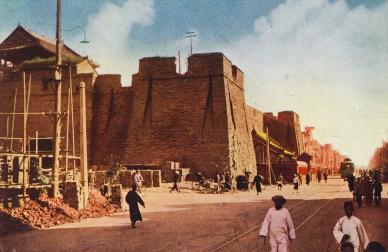 Manchuria: osa Kiinan kaupungin muuria Mukdenissa (värikuva) tekijältä Photographer Japanese
