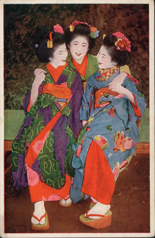 Kolme nuorta japanilaista naista perinteisissä pukuissa (kuva) tekijältä Photographer Japanese