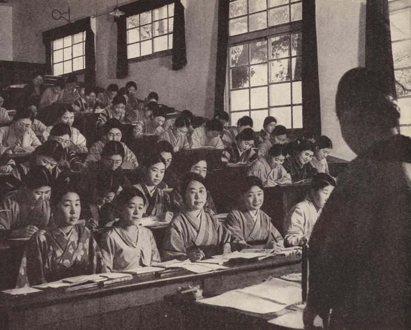 Nuoret japanilaiset naiset viimeisellä vuotellaan naisten yliopistossa Tokiossa (m/v kuva) tekijältä Photographer Japanese