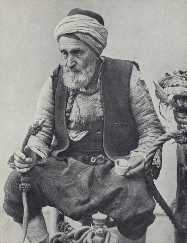 Vesipiippua polttava talonpoika, Izmir, Turkki (m/v kuva) tekijältä Photographer Turkish