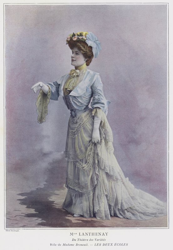 Adeline Lanthenay Madame Breneuilina Les Deux Ecolesissa (värillinen kuva) tekijältä Reutlinger Studio