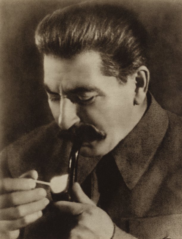 Neuvostoliiton johtaja Josif Stalin sytyttää piippunsa, 1936 tekijältä Russian Photographer