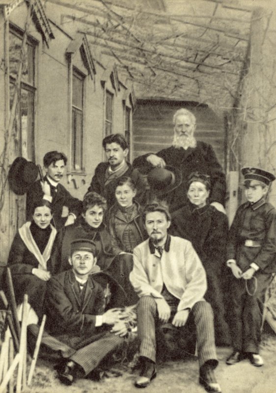 Anton Tšehov sukulaisten ja ystäviensä kanssa talonsa pihalla Sadovaja-Kudrinskaja-kadulla, Moskova, kevät 1890 (b/w kuva) tekijältä Russian Photographer