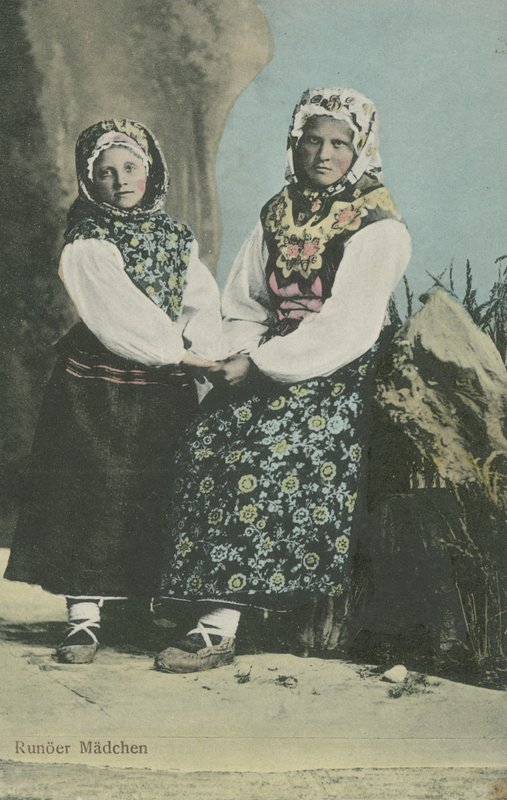 Tytöt latvialaisessa perinteisessä asussa tekijältä Russian Photographer