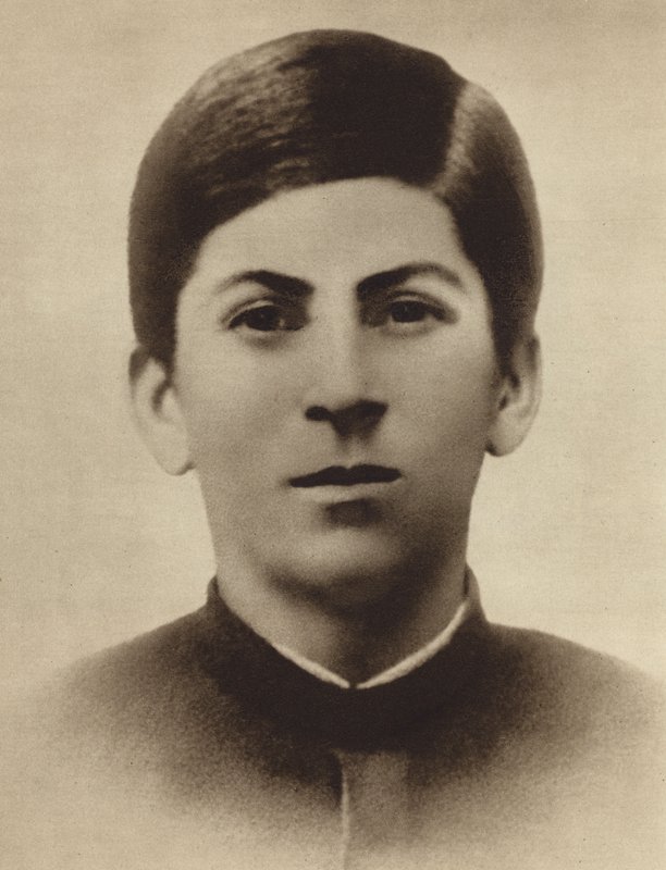 Josif Stalin valmistuessaan Gorin jumalallisuuskoulusta Georgiassa, 1894 tekijältä Russian Photographer