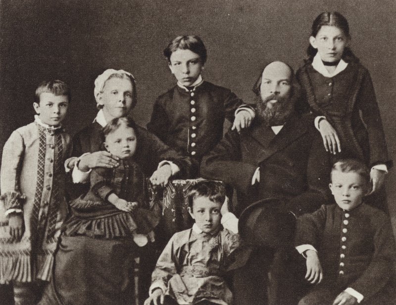 Lenin perheensä keskuudessa, Simbirsk, 1879 tekijältä Russian Photographer