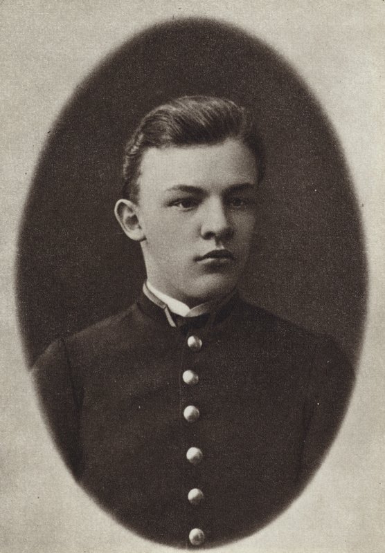 Lenin lukiosta valmistuneena, Simbirsk, 1887 tekijältä Russian Photographer