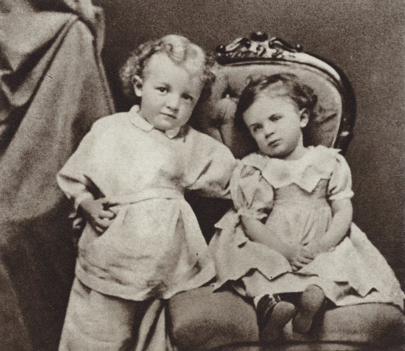Lenin 4-vuotiaana ja hänen sisarensa Olga, Simbirsk, 1874 tekijältä Russian Photographer
