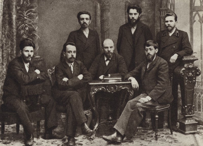 Lenin ryhmän kanssa Pietarin taisteluliiton jäsenistä työväenluokan vapauttamiseksi, Pietari, helmikuu 1897 tekijältä Russian Photographer