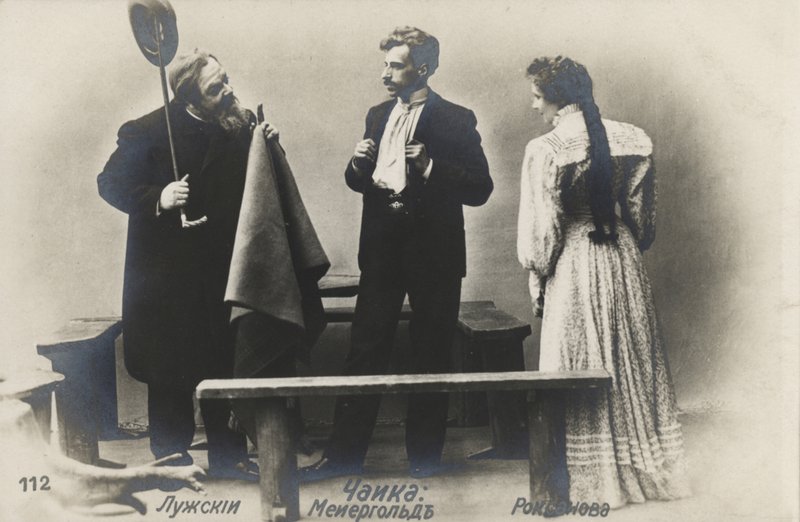 Venäläinen näyttelijä Vsevolod Meyerhold (keskellä) Treplevin roolissa Moskovan taideteatterin tuotannossa Anton Chekhovs The Lokki, 1898 tekijältä Russian Photographer