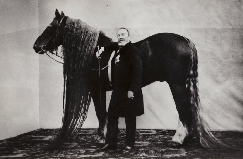 Venäläinen sirkusartisti Akim Nikitin hevosen kanssa tekijältä Russian Photographer