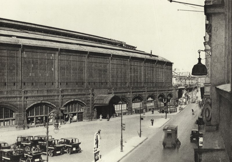 Berliini: Bahnhof Friedrichstrasse; Station Friedrichstrasse (m/w kuva) tekijältä Sasha Stone