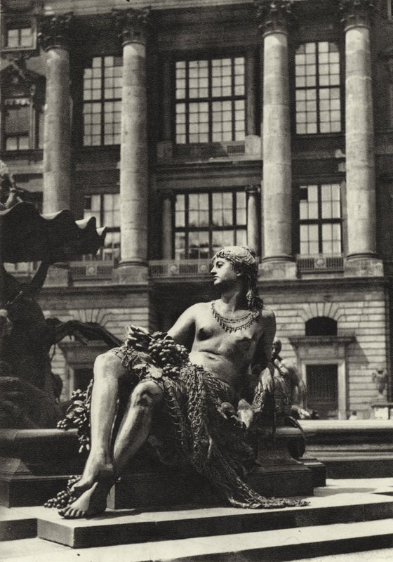 Berliini: Partie vom Schlossbrunnen; Yksityiskohta R-linnan suihkulähteestä (m/w kuva) tekijältä Sasha Stone