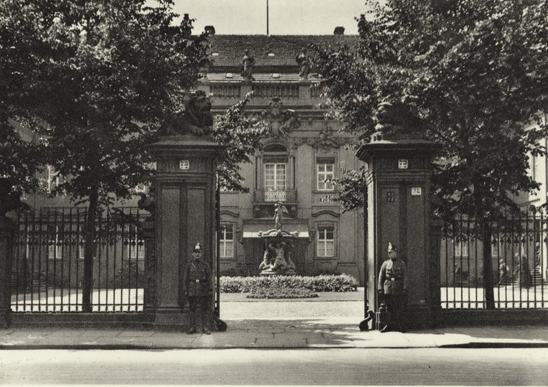 Berliini: Reichsprasidenten-Palais; Tasavallan presidentin asuinpaikka (m/w kuva) tekijältä Sasha Stone