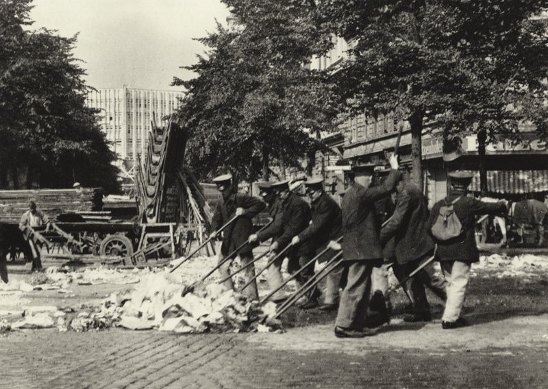 Berliini: Strassenfeger am Wittenberg-Platz; Katulakaisukoneet Wittenberg Platzilla (m/w kuva) tekijältä Sasha Stone