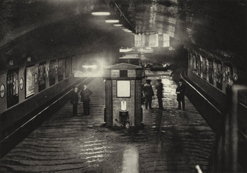 Berliini: Inselbrucken metroasema; Inselbrucken metroasema (m/w kuva) tekijältä Sasha Stone