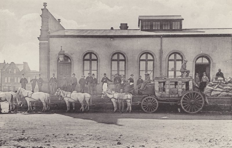 Historialliset näkymät, viimeinen valmentaja englantilaisella postilla ja vanha postitoimisto (m/v kuva) tekijältä South African Photographer