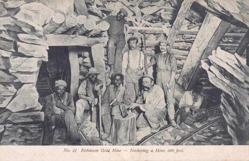 Kaivostyöläiset asentamassa puutavaraa 600 jalkaa maan alle, Robinson Gold Mine, Etelä-Afrikka (m/v kuva) tekijältä South African Photographer