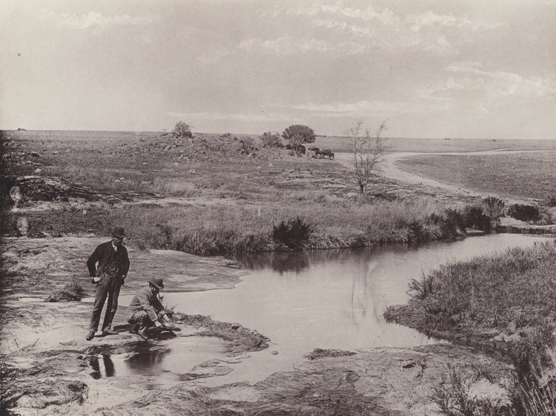 Huuhdottamalla malmia löytääksesi kultaa (m/w kuva) tekijältä South African Photographer