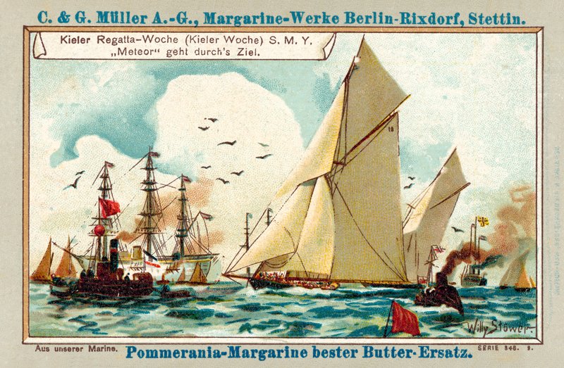 Kaiserin jahti Meteor ylittää maaliviivan Kiel Week -regatan aikana (chromolitho) tekijältä Stoewer Willy