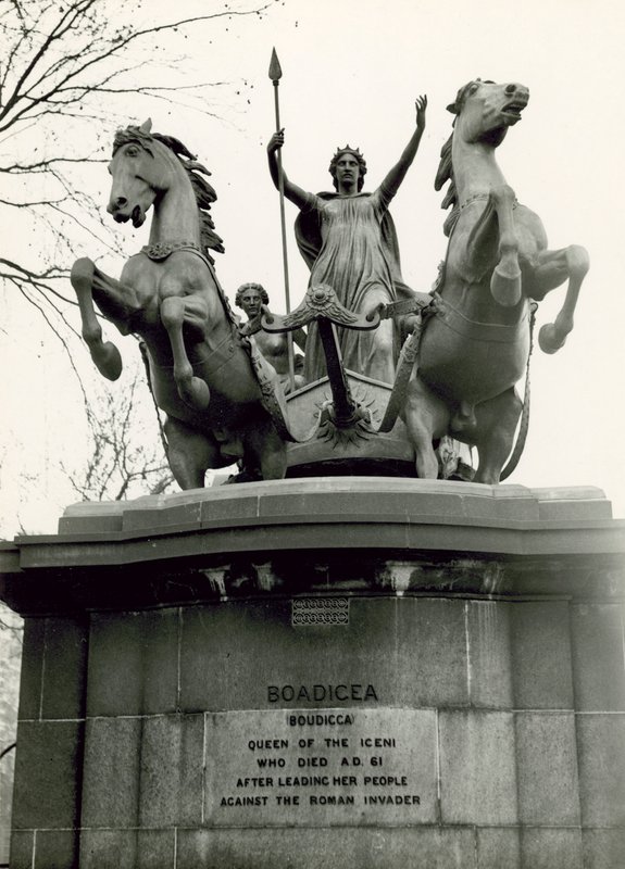 Boadicea ja hänen tyttärensä, pronssinen veistosryhmä, 1885 tekijältä Thomas Thornycroft